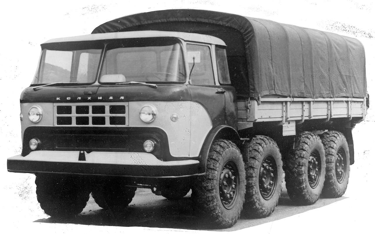 Мало кто знает, что в 1960 году Кутаисский автозавод работал над «Объектом 1015» — четырехосным бронетранспортером. Параллельно построили и грузовик двойного назначения КАЗ-604Б с кабиной КАЗ-606 и мотором V8 в 180 л.с., механической коробкой передач и бортовыми передачами. В серию машина не пошла, как, впрочем, и бронетранспортер.