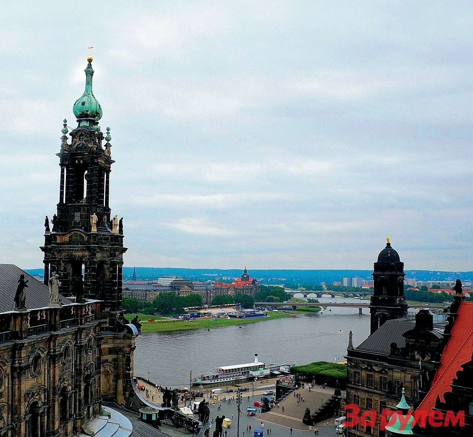 С башни, венчающей резиденцию саксонского курфюрста в Дрездене, далеко видно Эльбу. Слева — придворная церковь (восстановлена).