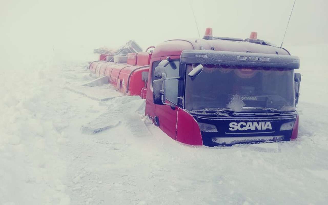 В Якутии под лед провалились два бензовоза — фото 939260