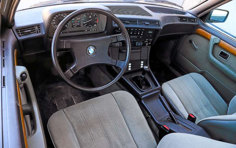 Характерная для BMW тех лет черта – развернутая к водителю центральная консоль. Пятиступенчатая механическая коробка с таким мотором не в тягость, а в радость.