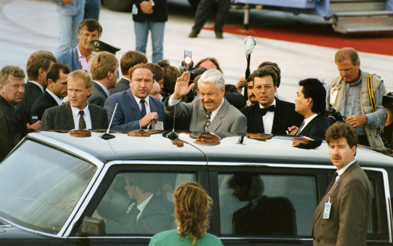 Президент Борис Ельцин в начале 1990-х ездил в ЗИЛ-41052.