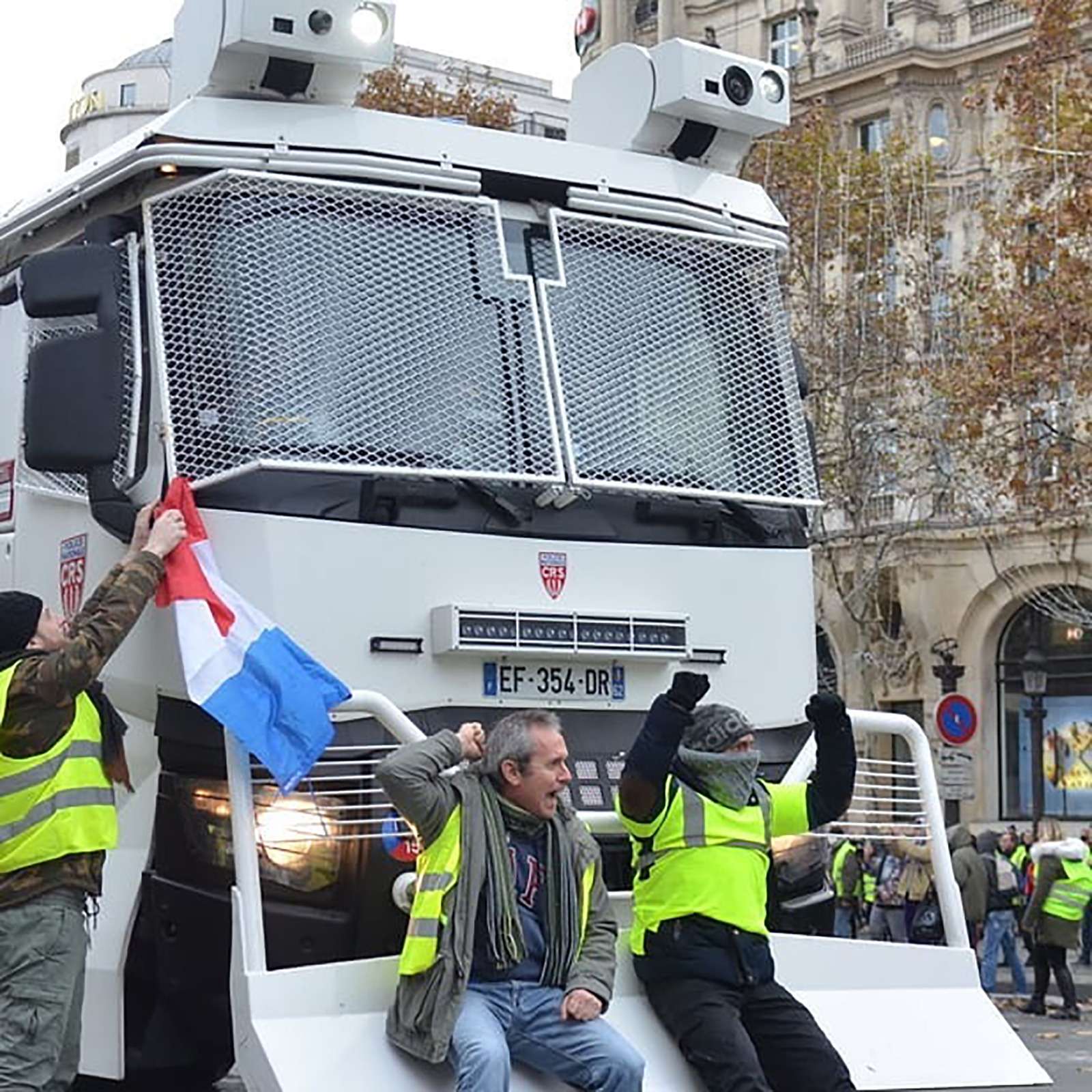 Как французы протестуют против роста цен на топливо: баррикады против водометов — фото 926162