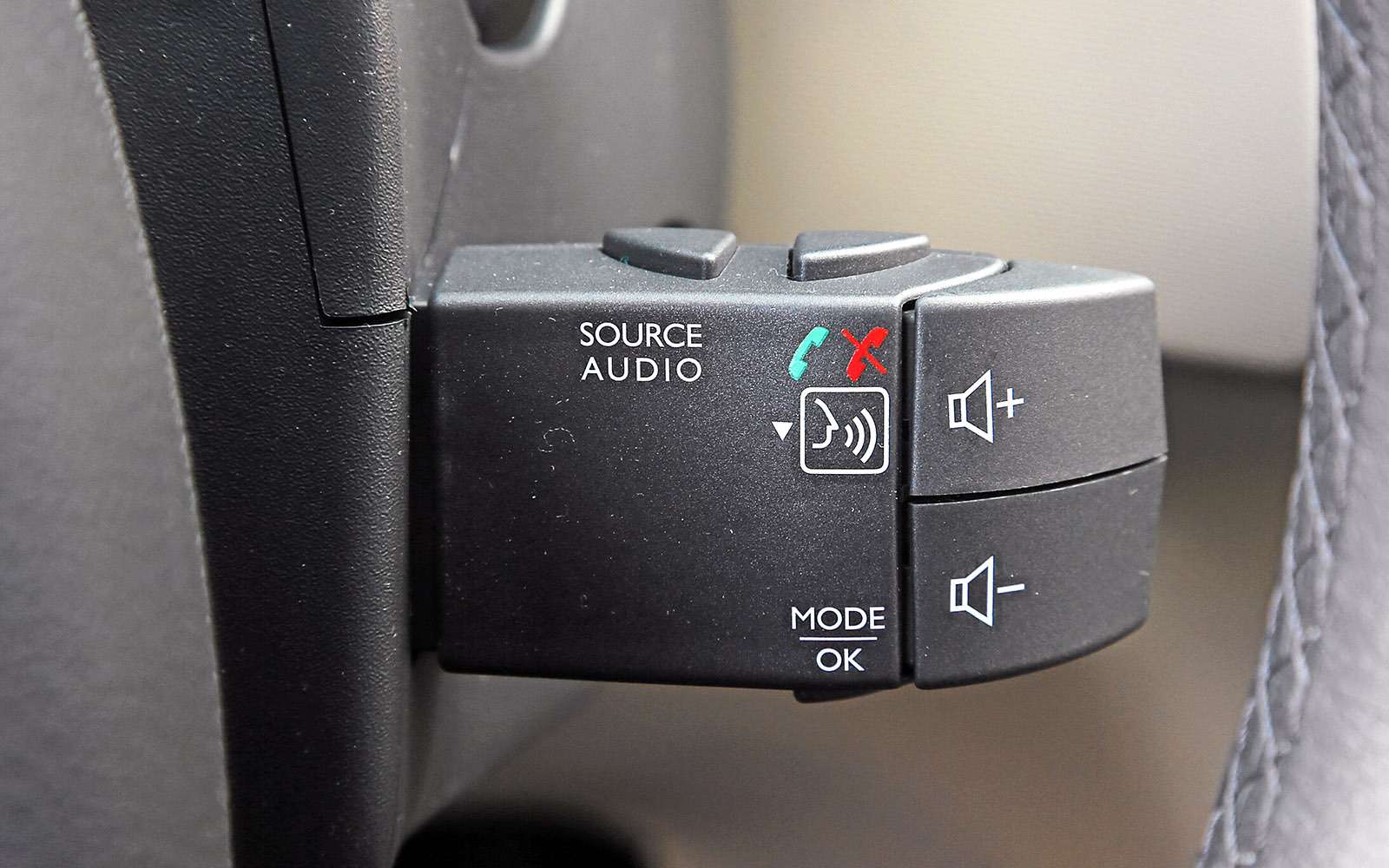 Многие считают подрулевой пульт управления аудиосистемой удобным. Но французы на своих свежих моделях отказались от него в пользу кнопок на руле. И это правильно.