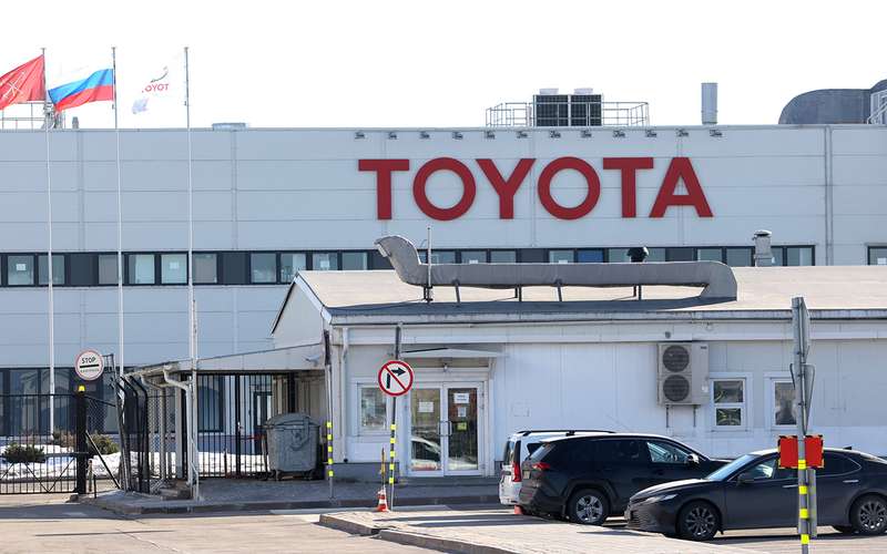 Производство Toyota в Санкт-Петербурге остановили 4 марта 2022 года «из-за серьезных нарушений в логистических цепочках поставок ключевых материалов и деталей».