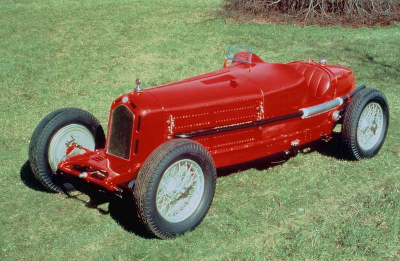 Alfa-Romeo 8C2300 Monza — свое прозвище машина получила из-за победы на ней Тацио Нуволари в Гран-При Монцы 1931 года. В обозначениях моделей Alfa Romeo межвоенного периода первая цифра указывала на количество цилиндров, а оставшиеся — на рабочий объем двигателя.