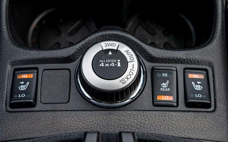 Шайба управления трансмиссией 4×4 удобнее кнопки, что на Mitsubishi, – она позволяет менять режимы одним движением.