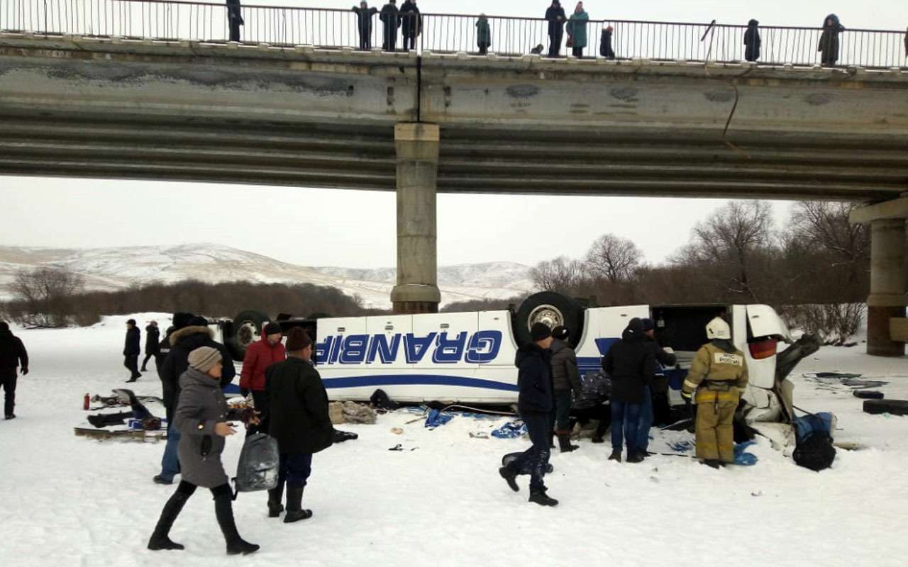 19 человек погибли в упавшем с моста автобусе — фото 1013522