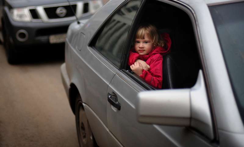 Теперь детей старше 7 лет можно перевозить без автокресел (но только сзади)