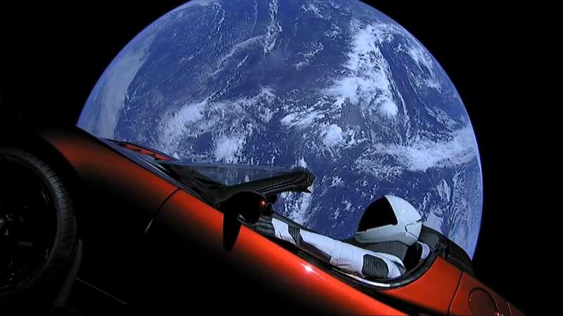 Илон Маск запустил электромобиль в космос