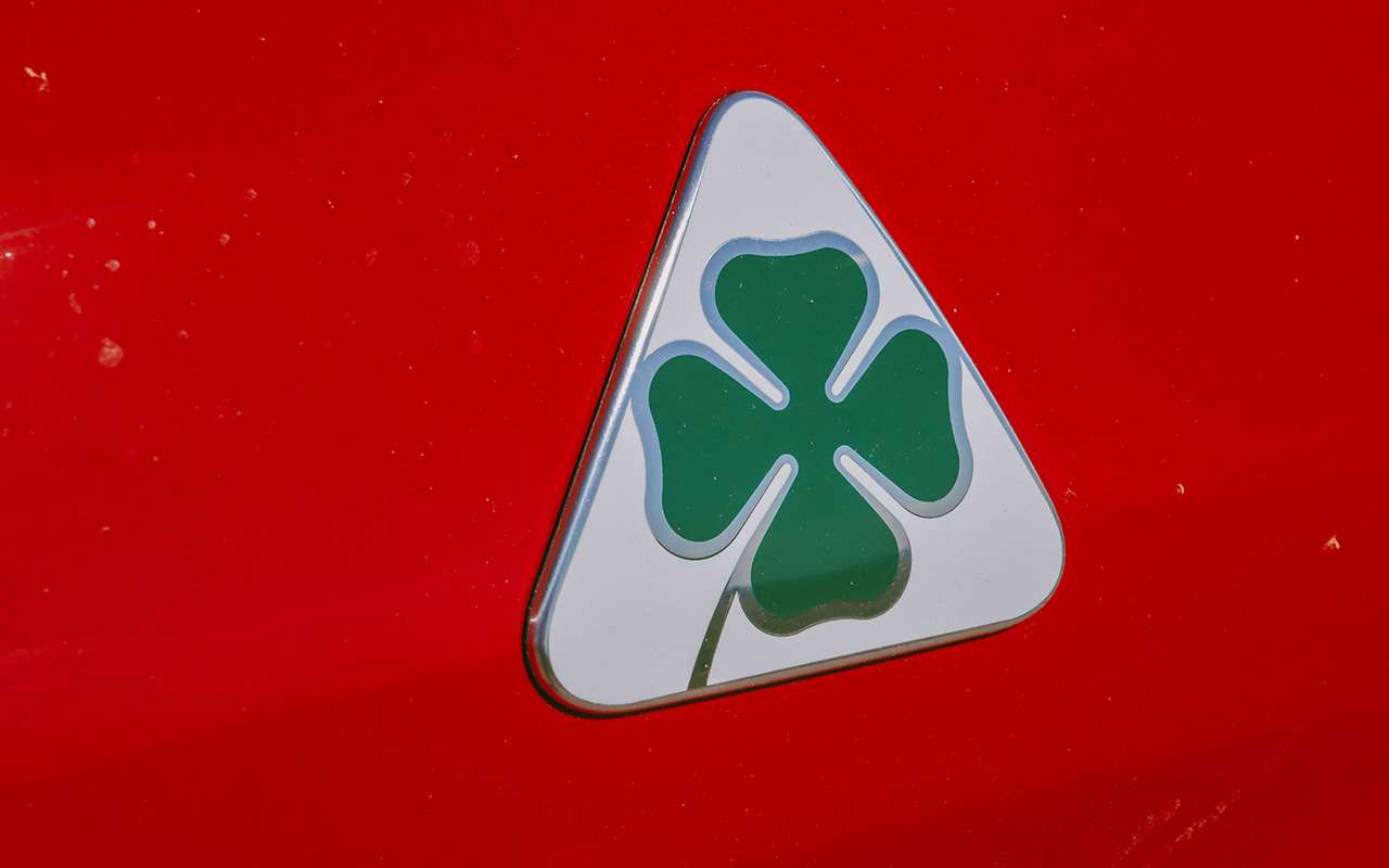 Четырехлистный клевер в белом треугольнике давно стал символом заряженных Alfa Romeo.