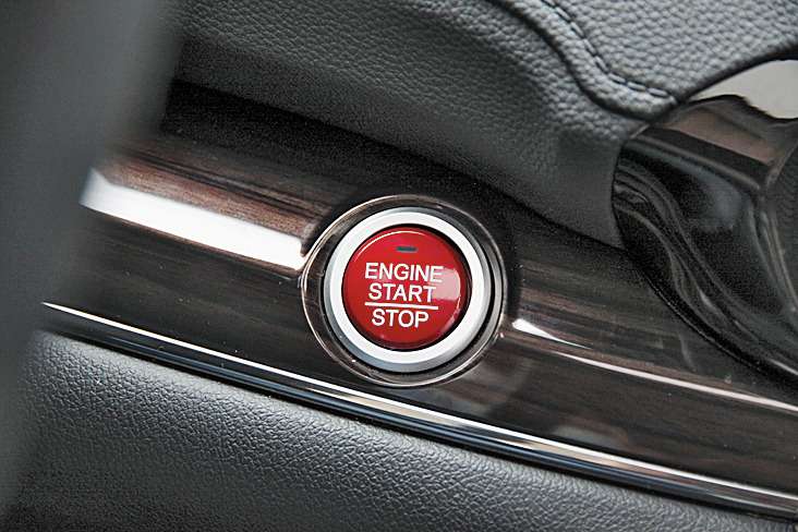 Кнопка запуска двигателя теперь доступна и в 2-литровых версиях начиная с комплектации Lifestyle