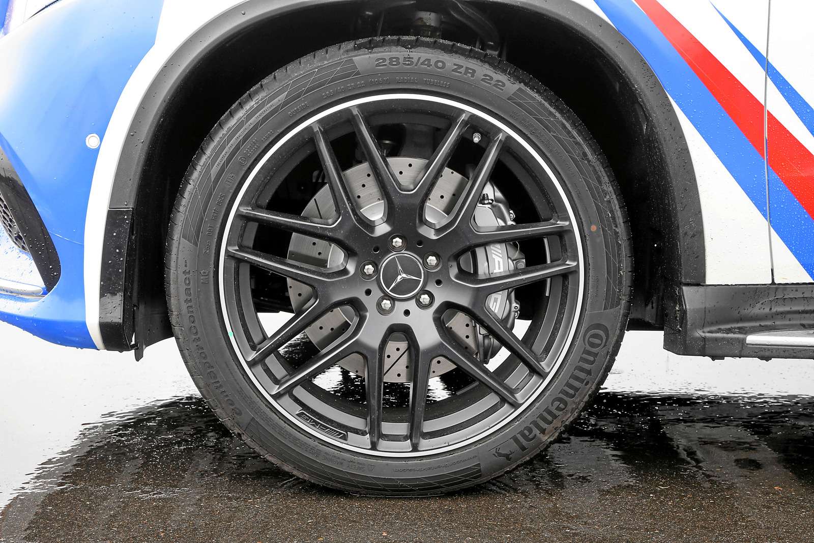 На AMG GLE 63 S Coupe – цепкие шины Continental ContiSportContact размерностью 285/40 R22 спереди и 325/35 R22 сзади. 