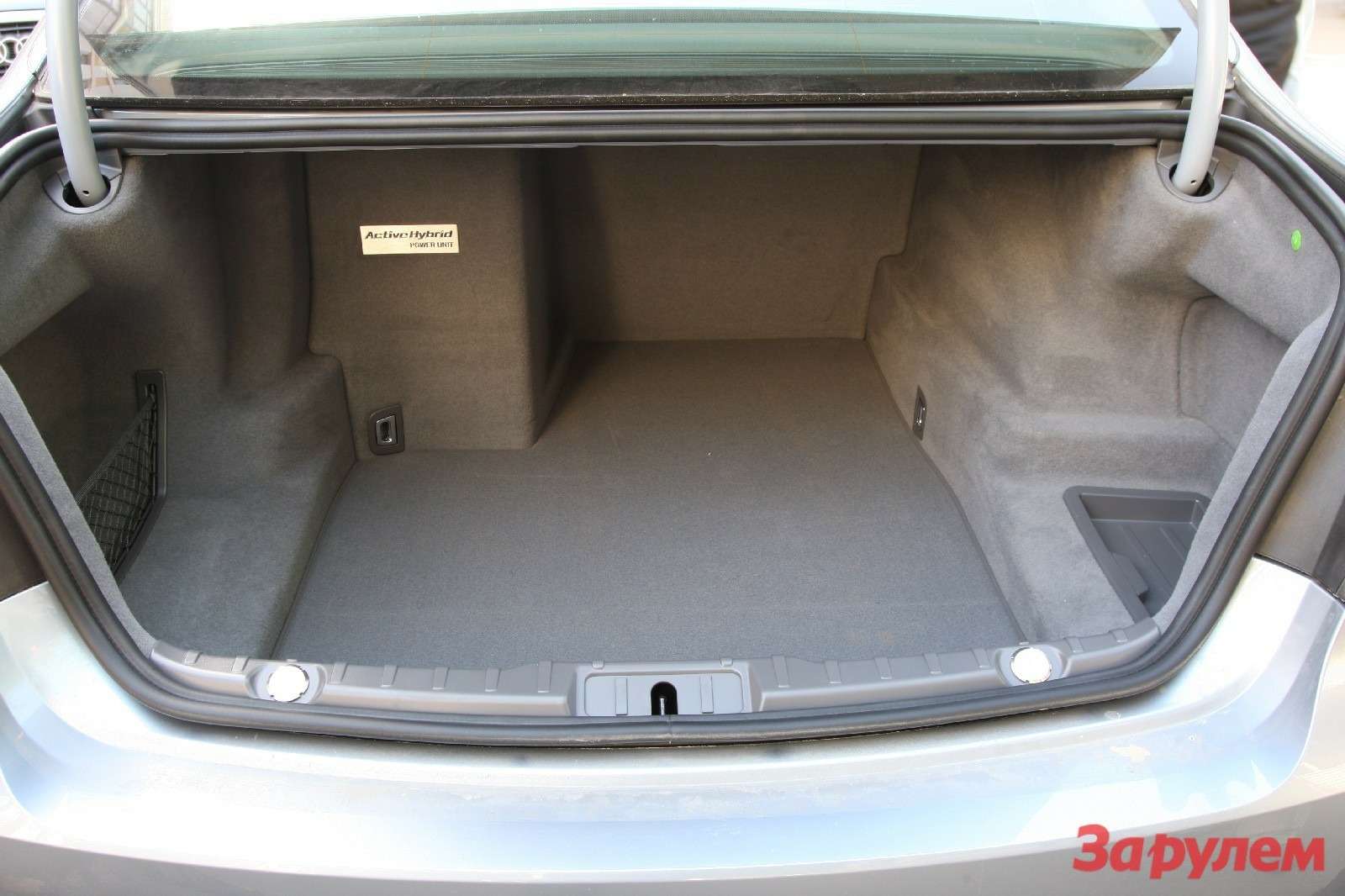 Компактный и емкий по современным меркам литий-ионный аккумулятор расположен в багажнике. Размеры батареи — 370х220х230 мм, масса — 27 кг.