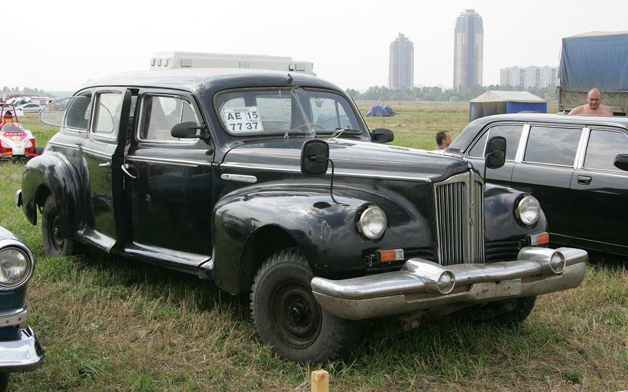 ЗИС-110 с частично утраченным родным декором, зато с бампером от Чайки ГАЗ-13, жигулевскими подфарниками и богатым набором зеркал.