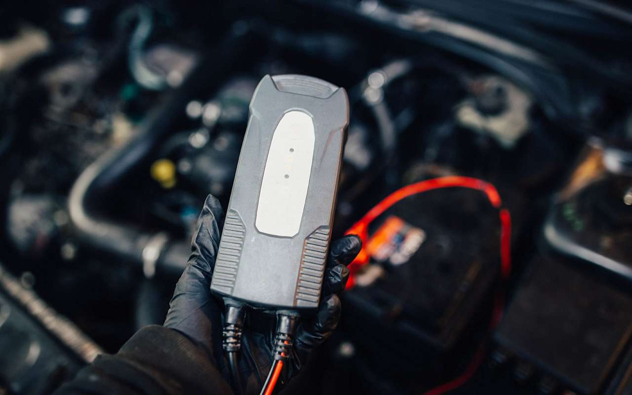 Если АКБ подсела и стартер не крутит, можно воспользоваться литиевым или конденсаторным пускачом. Он не подзаряжает батарею, только помогает пустить мотор.