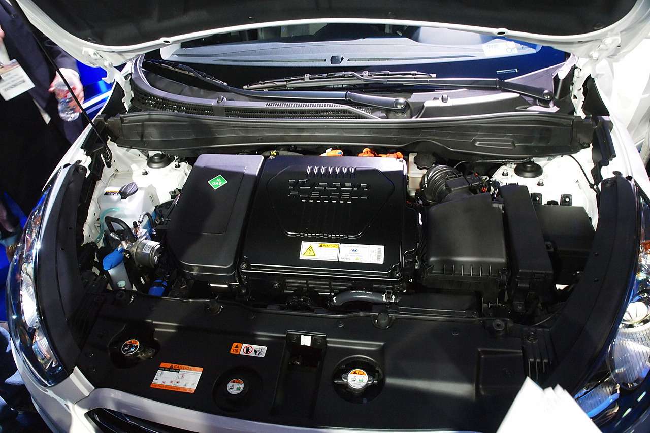 На проходящем сейчас автосалоне в Лос-Анджелесе американское подразделение Hyundai объявило о планах вывести в следующем году на местный рынок версию кроссовера Tucson, работающую на топливных элементах