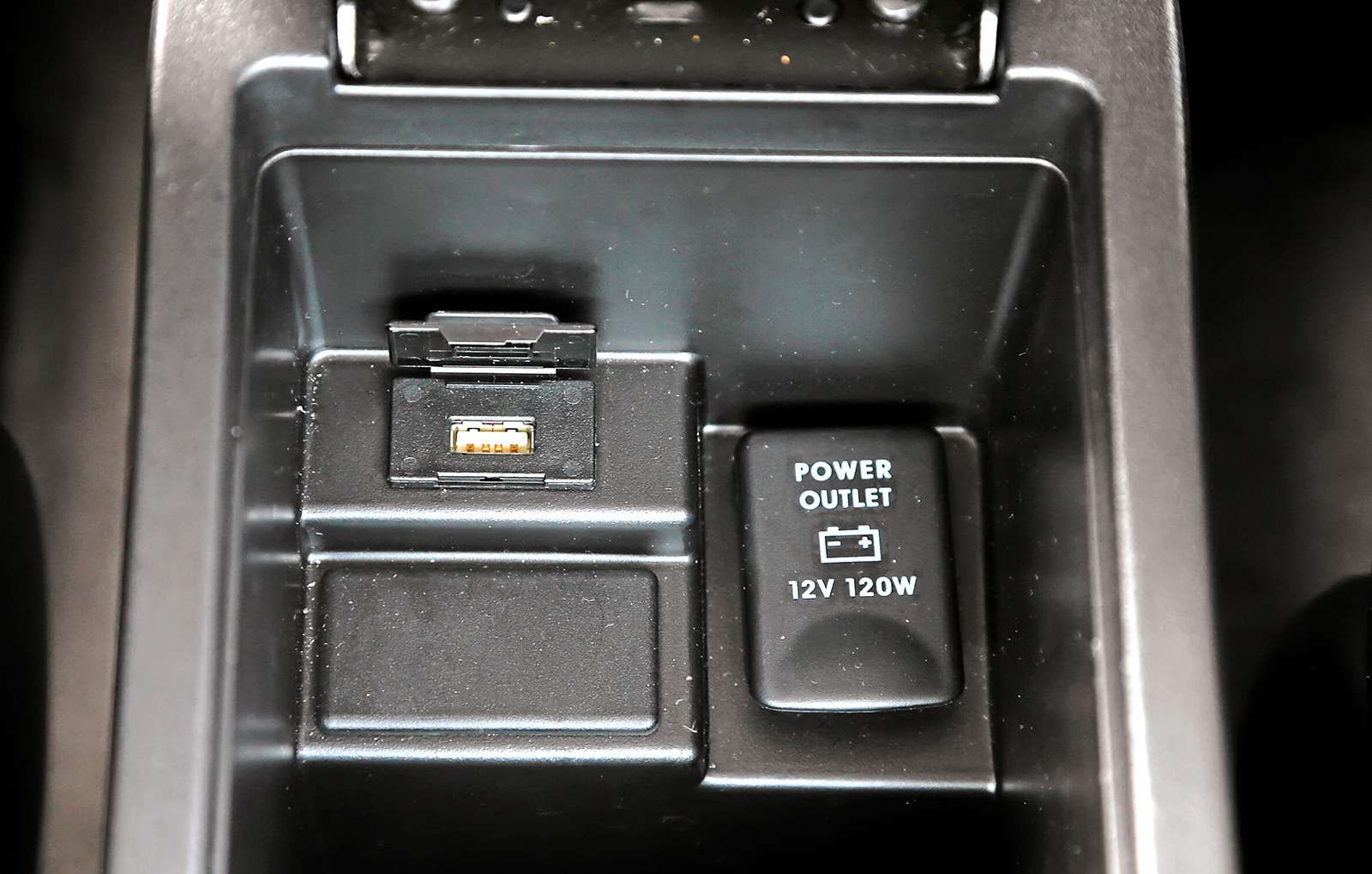 В объемном боксе-подлокотнике есть USB- разъем и 12‑вольтовая розетка. Подлокотник регулируется.