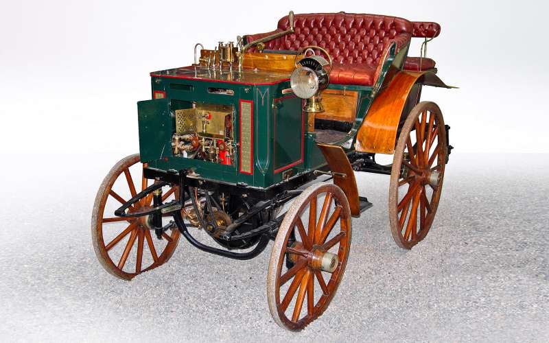 Первый автомобиль с двигателем спереди и задними ведущими колесами – французский Panhard-Levassor, 1891 год.