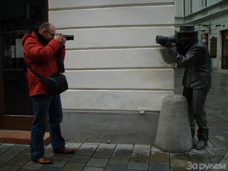 Дуэль. В правом углу - бронзовый фотограф из Братиславы, в левом - Федор Кидалов ('За рулем')