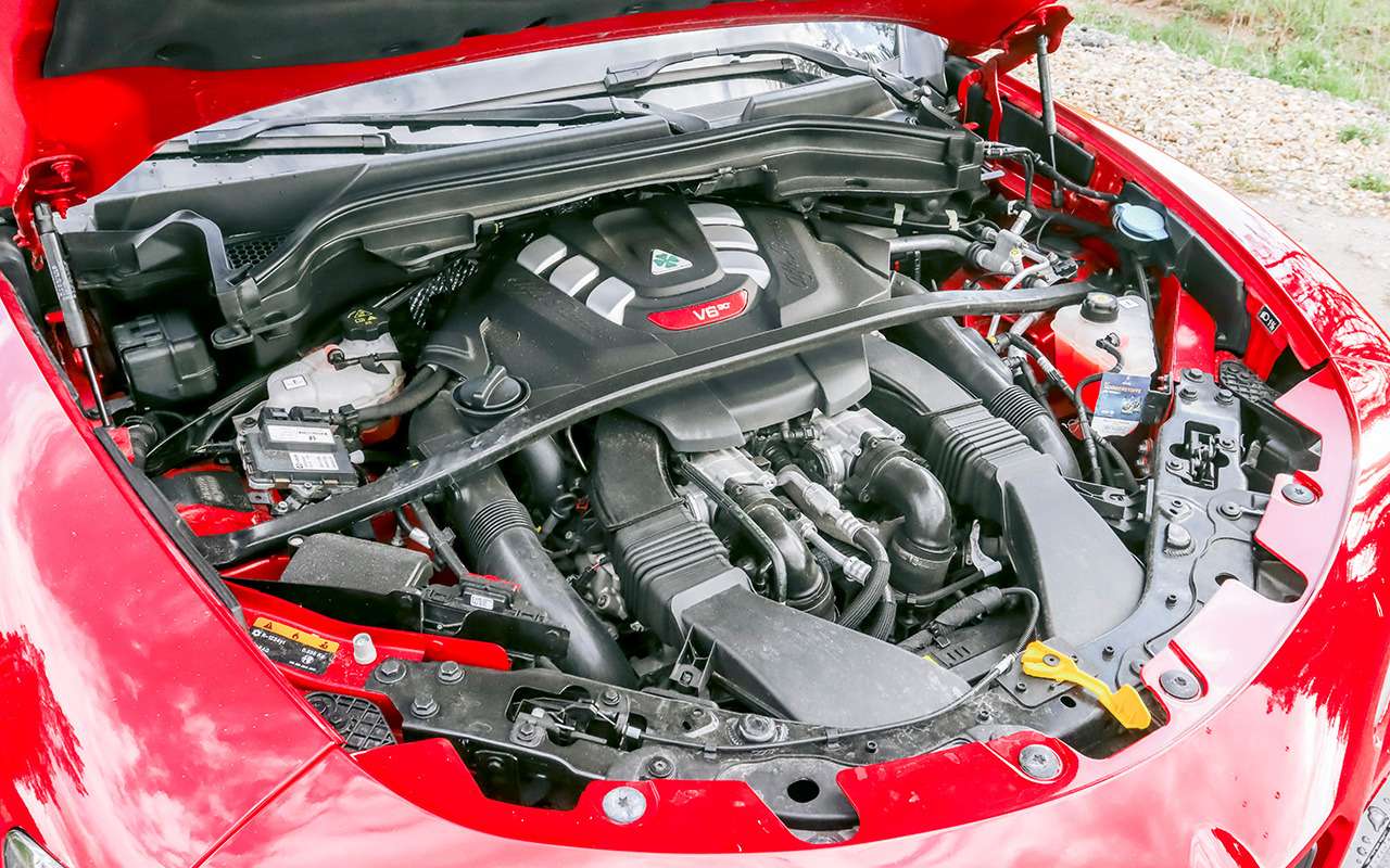 Гордость Quadrifoglio скрыта под капотом – битурбомотор V6 модели 690T.