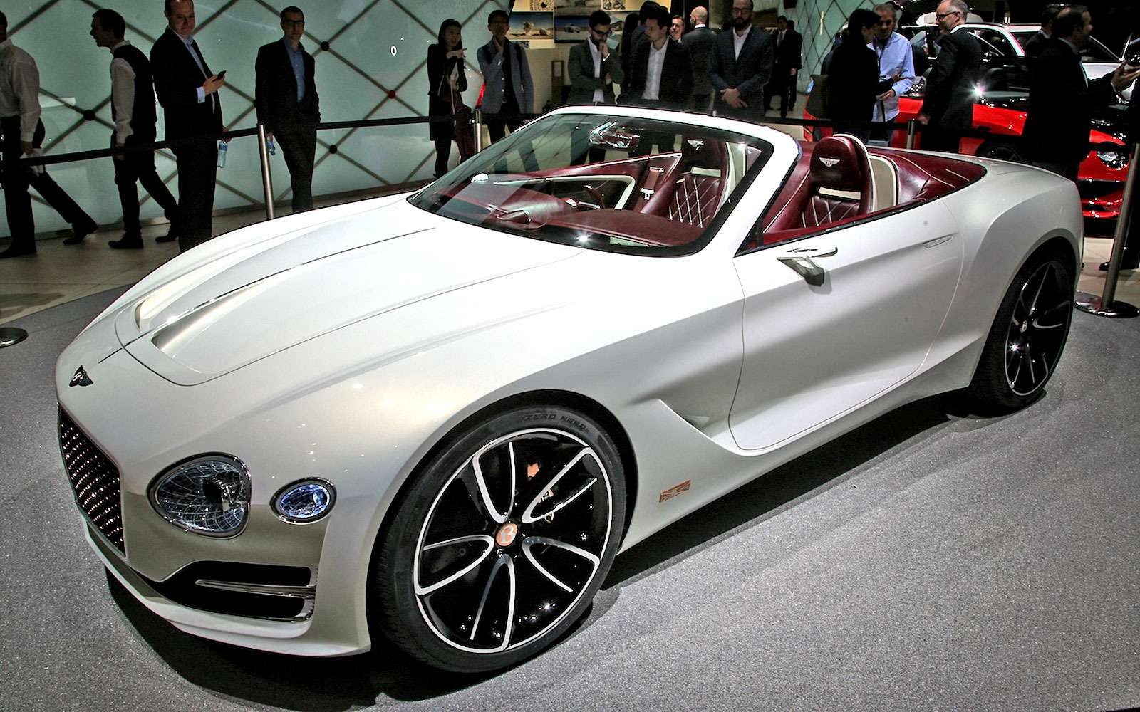 Безвредная красота: Bentley показала родстер EXP 12 Speed 6e — фото 718275