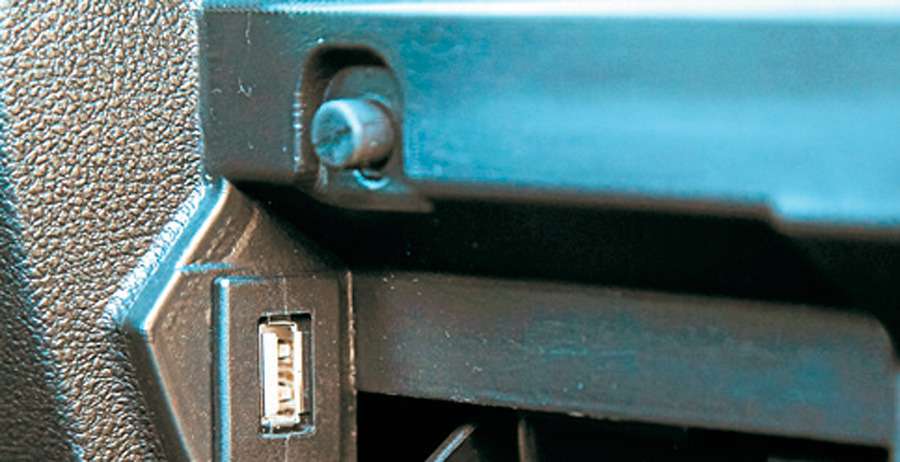 Lada Granta. Найти USB-разъем не так-то просто. Он притаился на правом торце консоли – за крышкой перчаточного ящика.