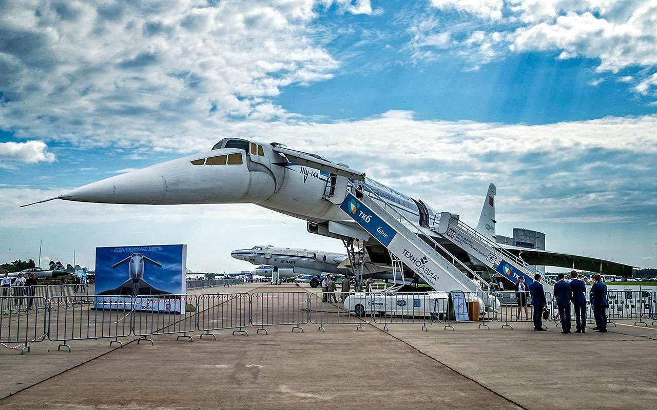 Почетное место на выставке занимает Ту-144 – первый в мире пассажирский лайнер, преодолевший звуковой барьер. Свой первый полет он совершил еще в конце 1968 году, на два месяца опередив своего прямого конкурента – англо-французский «Конкорд». И хотя массовой машиной Ту-144 так и не стал, внедренные в нем новейшие технологии и разработки послужили огромным «заделом» для создания многих отечественных машин.