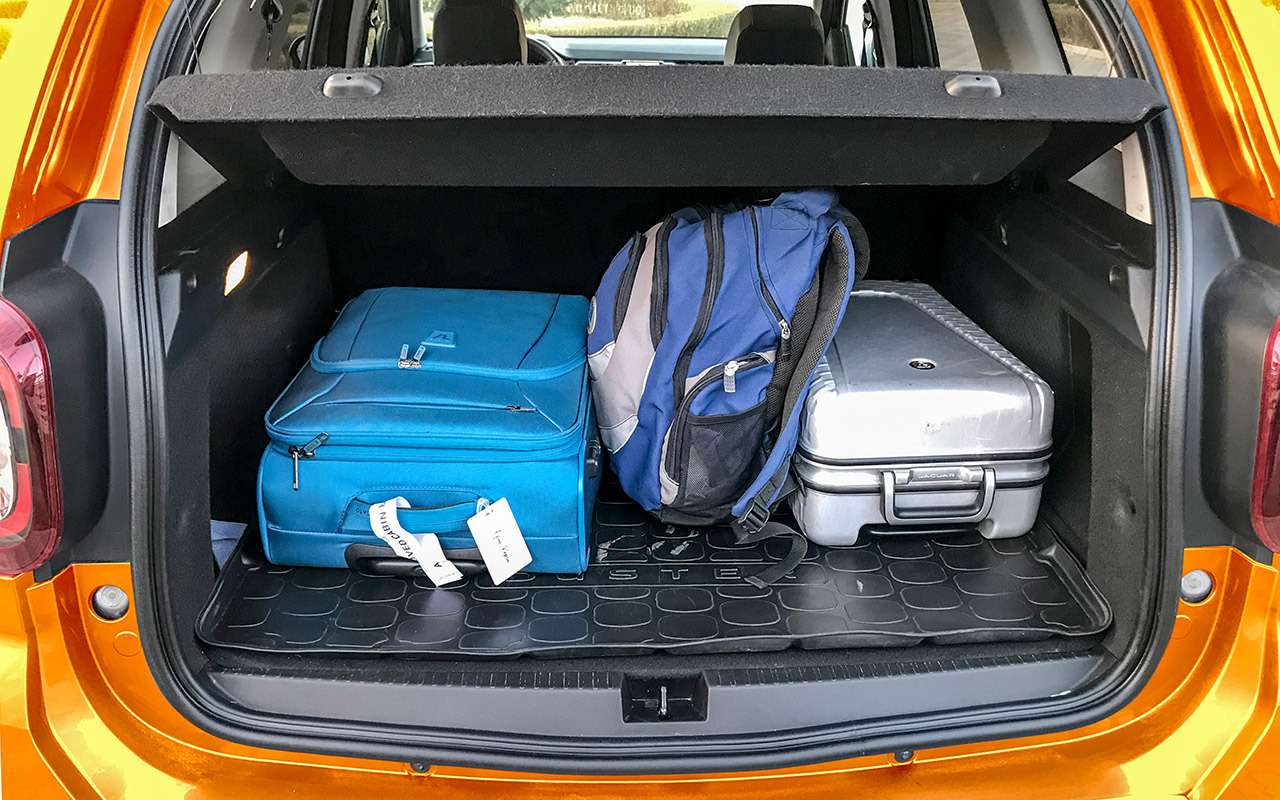 Пара небольших чемоданов и рюкзак заняли почти весь багажник. Потом мы добавили сюда спортивную сумку, и места совсем не осталось. А нас всего двое. Как ехать вчетвером?