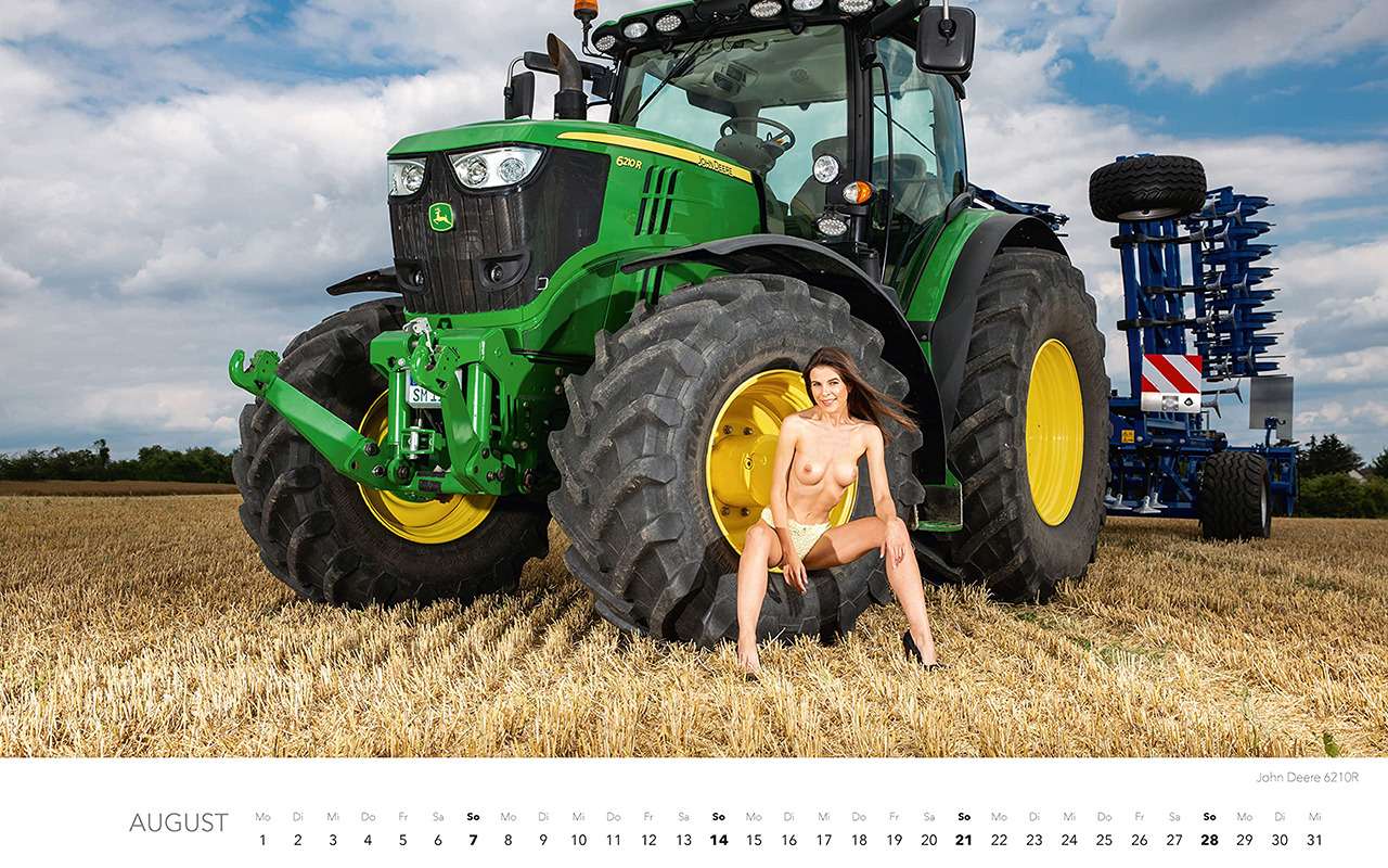 Обнаженные трактористки — эротический календарь на 2022 год — фото 1287652