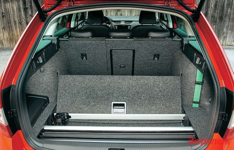 Двойной пол багажника способен принимать до шести различных положений. Приятные мелочи вроде четырех складных крючков, двух светильников и розетки на 12 В входят в стандартную комплектацию.  