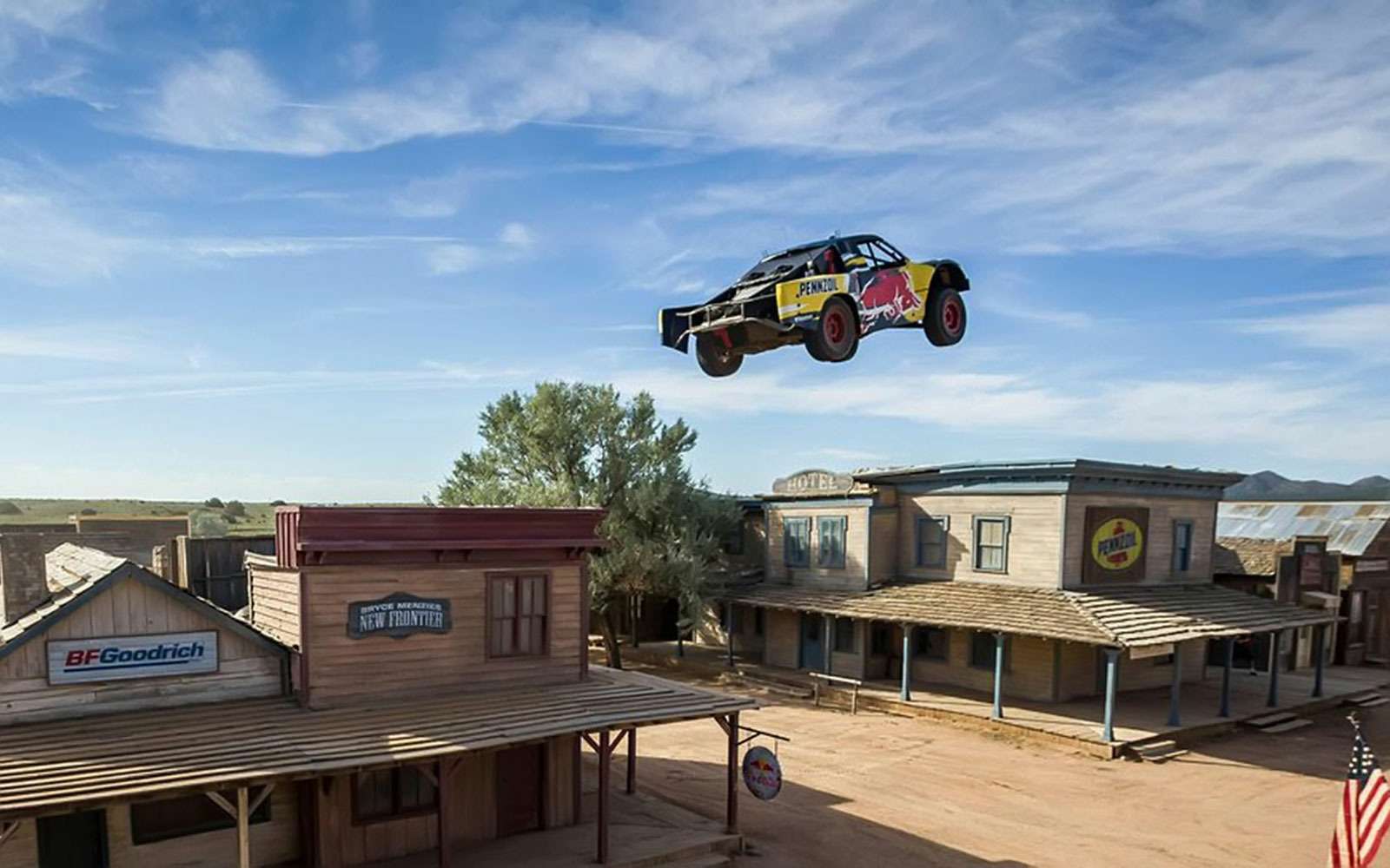 Местом проведения рекордного прыжка на автомобиле стала подретушированная стилизованная деревушка в штате Нью-Мексико.
