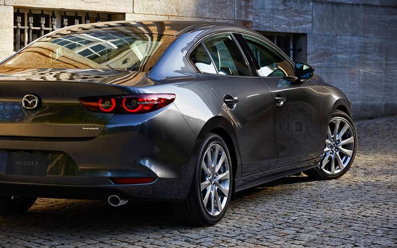 Новая Mazda 3: как японцы скрестили бензиновый мотор с дизельным