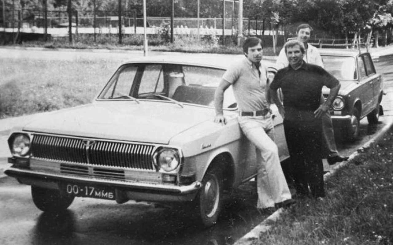 Разумеется, многие известные личности в СССР передвигались на 24-й Волге. Например, актер Юрий Никулин владел белым универсалом ГАЗ-2402. Были среди владельцев Волг и легендарные спортсмены. Такие как Лев Яшин или Валерий Харламов (на фото).