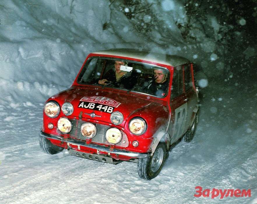 Тимо Мякинен на пути к триумфу в ралли 1965 года. На снимке видно, что его Morris Mini Cooper S оснащен фарами с йодными лампами, за которые в 1966 году команду Mini дисквалифицируют. Автомобили Mini побеждали в ралли в 1964, 1965 и 1967 годах
