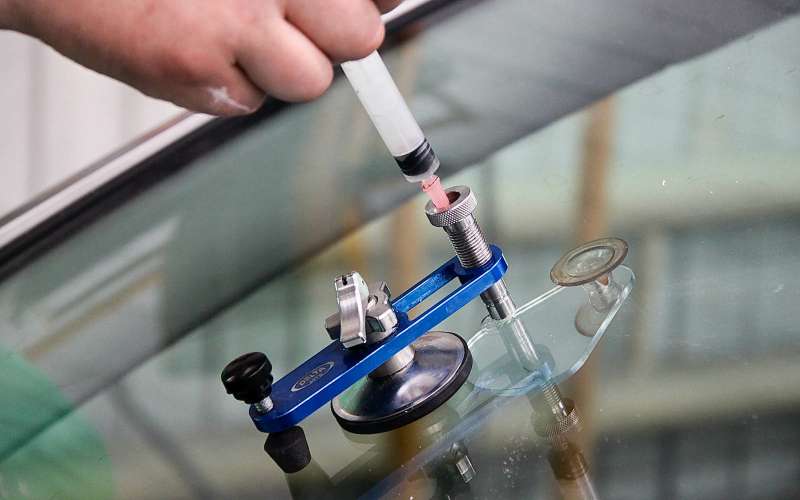 Ремонт трещин на лобовом стекле автомобиля — самые рабочие и быстрые способы