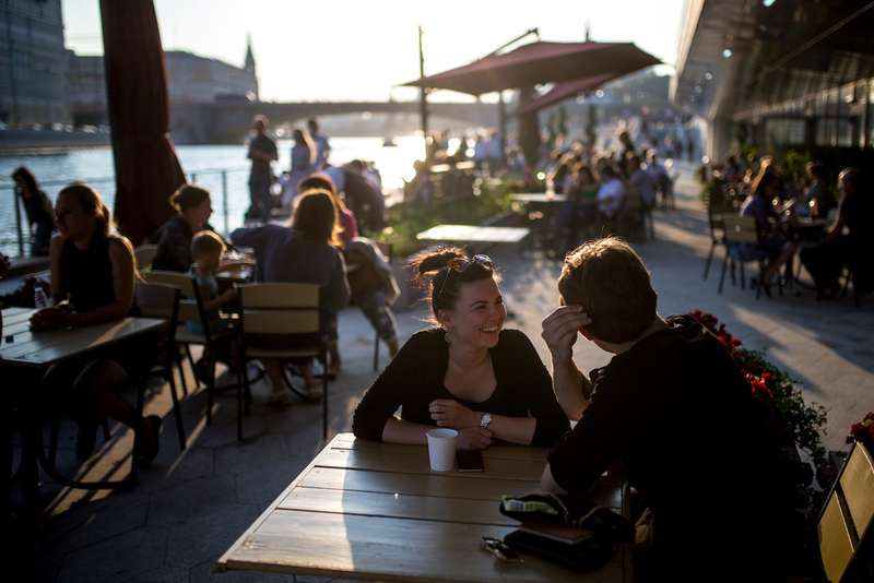 Горожане в кафе на Москворецкой набережной после реконструкции в рамках программы «Моя улица»