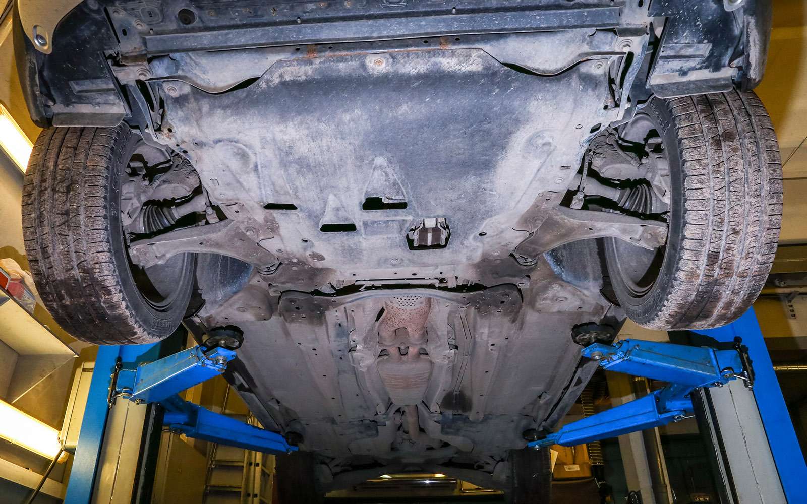 Volvo XC70: Моторный отсек прикрыт пластиковым щитком. Днище плоское. Несмотря на годы, здесь нет даже намека на ржавчину.