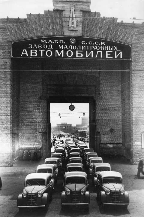 Главная проходная завода ЗМА, 1950 г. В большинстве источников послевоенное название предприятия приводится как МЗМА — Московский завод малолитражных автомобилей. Фото из архива Виктора Андронова