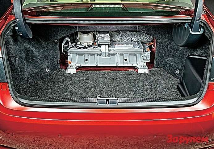 В гибридной версии тяговую никель-металлгидридную батарею расположили за спинкой заднего дивана. Доступ из багажника к ней удобный.