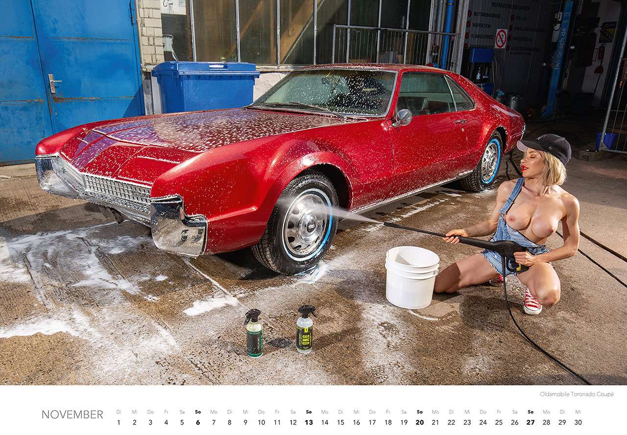 Пикантная автомойка: полуодетые красотки в календаре-2022 — фото 1294159