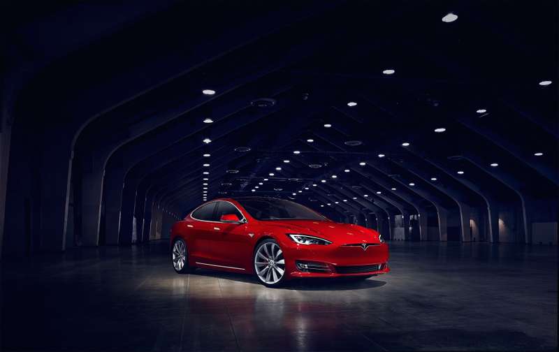 Илон Маск оплатит ремонт Tesla шоферу, предотвратившему ДТП