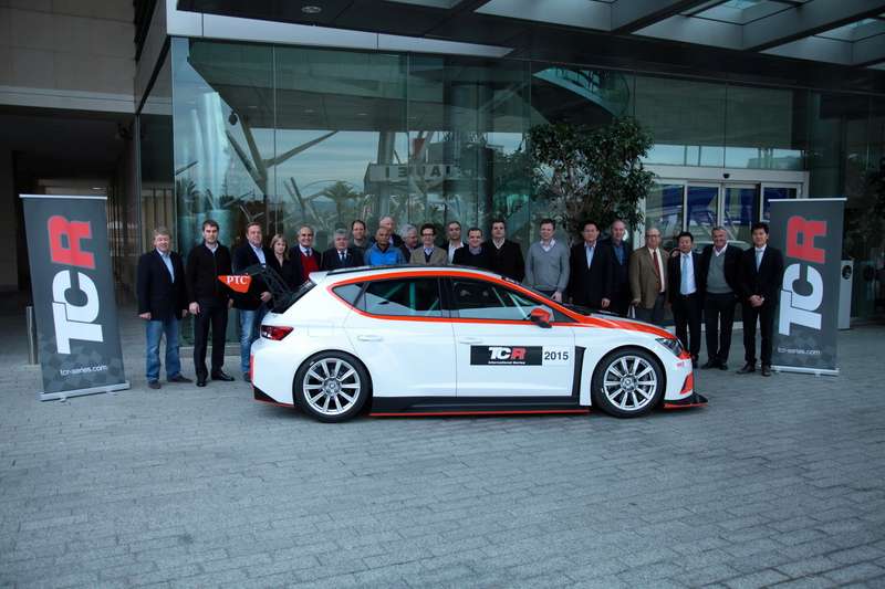 Рядом с новым SEAT Leon класса TCR собрались представители 12 стран, поддержавших новую серию