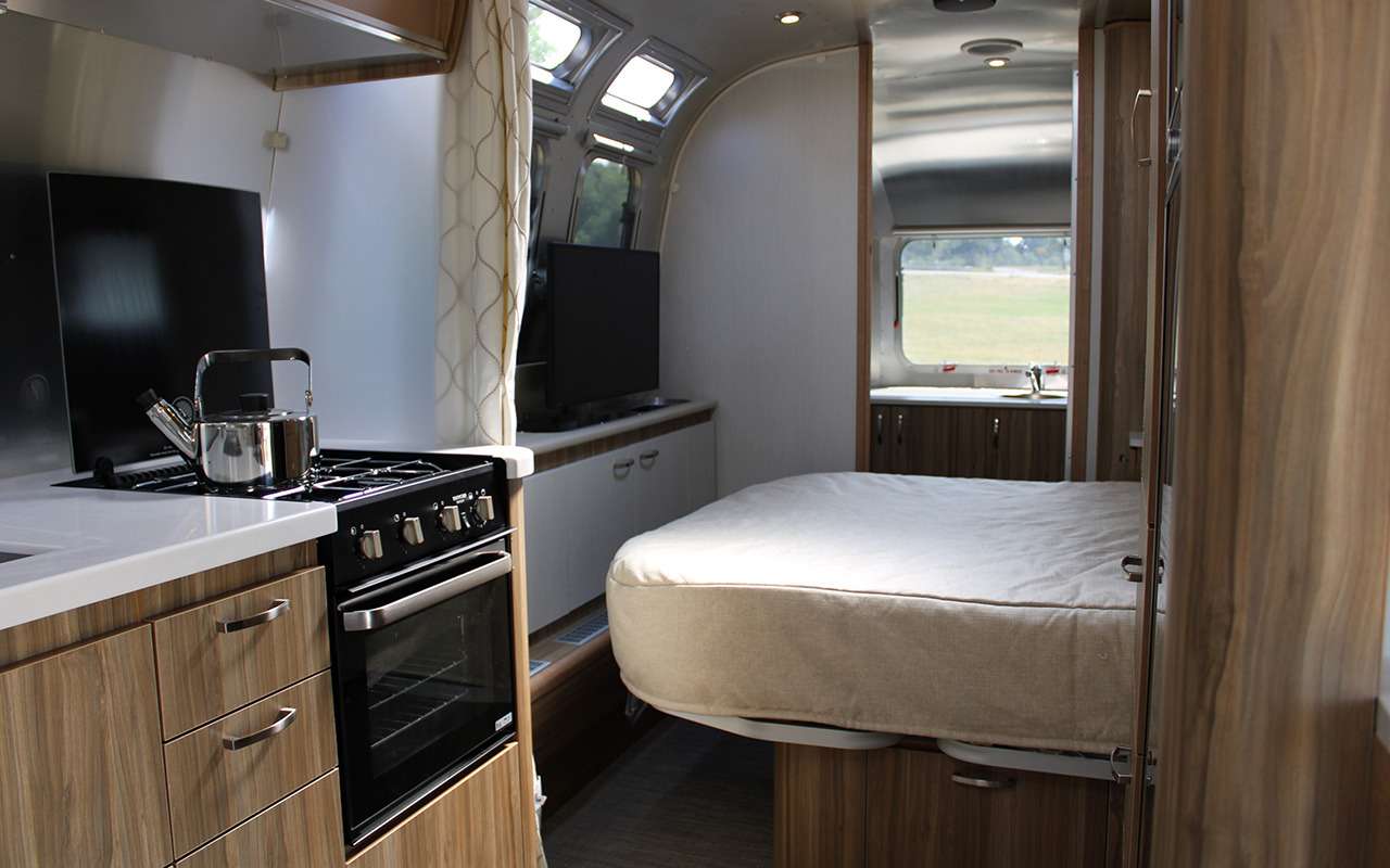 Роскошный кемпер Airstream — с кроватью поперек — фото 1161644
