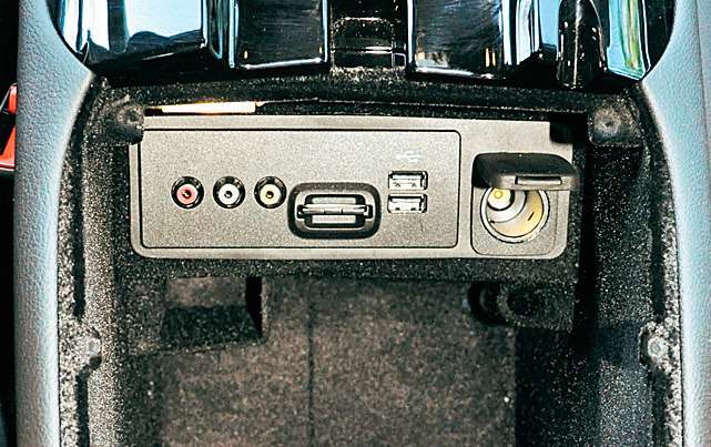 Под подлокотником – небольшой бокс, розетка, пара разъемов USB, слот для SD-карт и вход для медиаустройств.