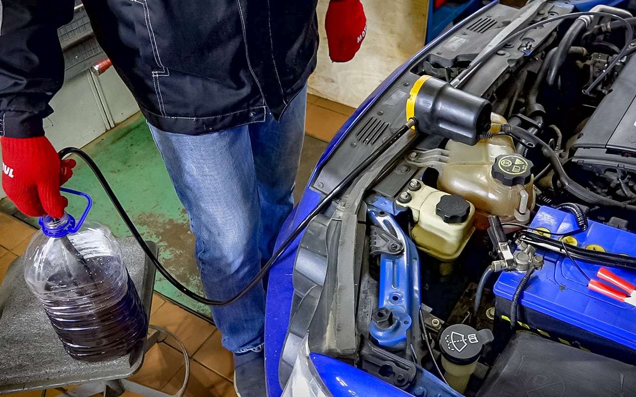 Как сменить масло в двигателе без смотровой ямы или подъемника — фото 924591