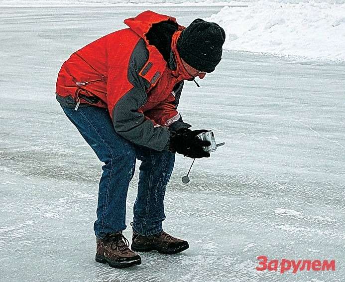 Специалист компании «Мишлен» Доминик Жакремар тщательно изучает русский лед и снимает его на видео.