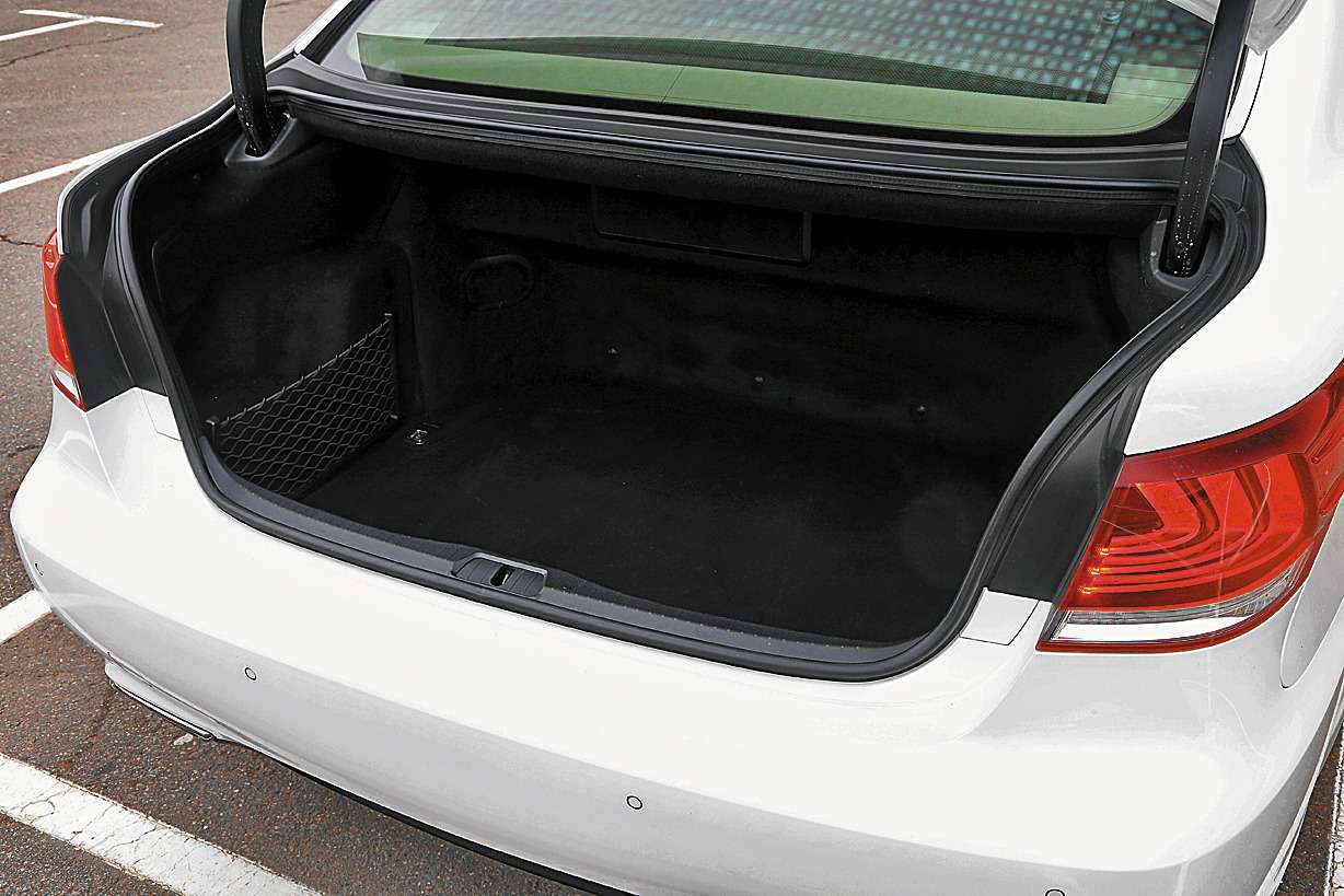 Багажник – всего на 370 л из-за расположенной сзади тяговой аккумуляторной батареи