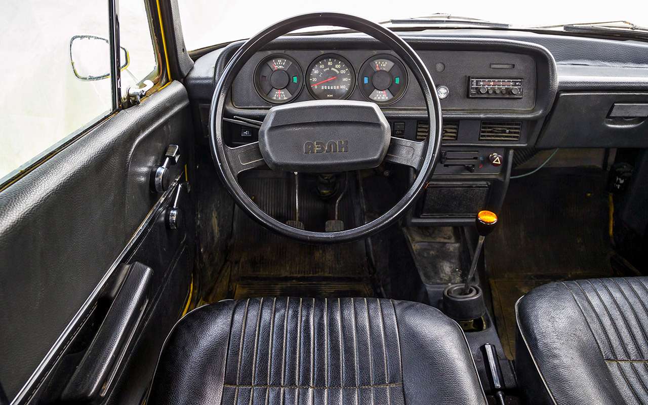 В середине 1970‑х интерьер Москвича‑2140 казался вполне современным. В диковину был руль с толстым ободом и массивной бибикалкой.