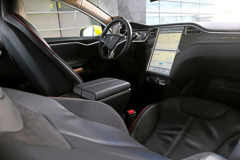 Такси-тест Tesla Model S P85: деньги из розетки