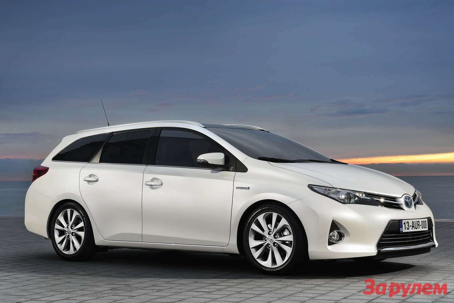 Toyota Auris Touring Sports side-front view